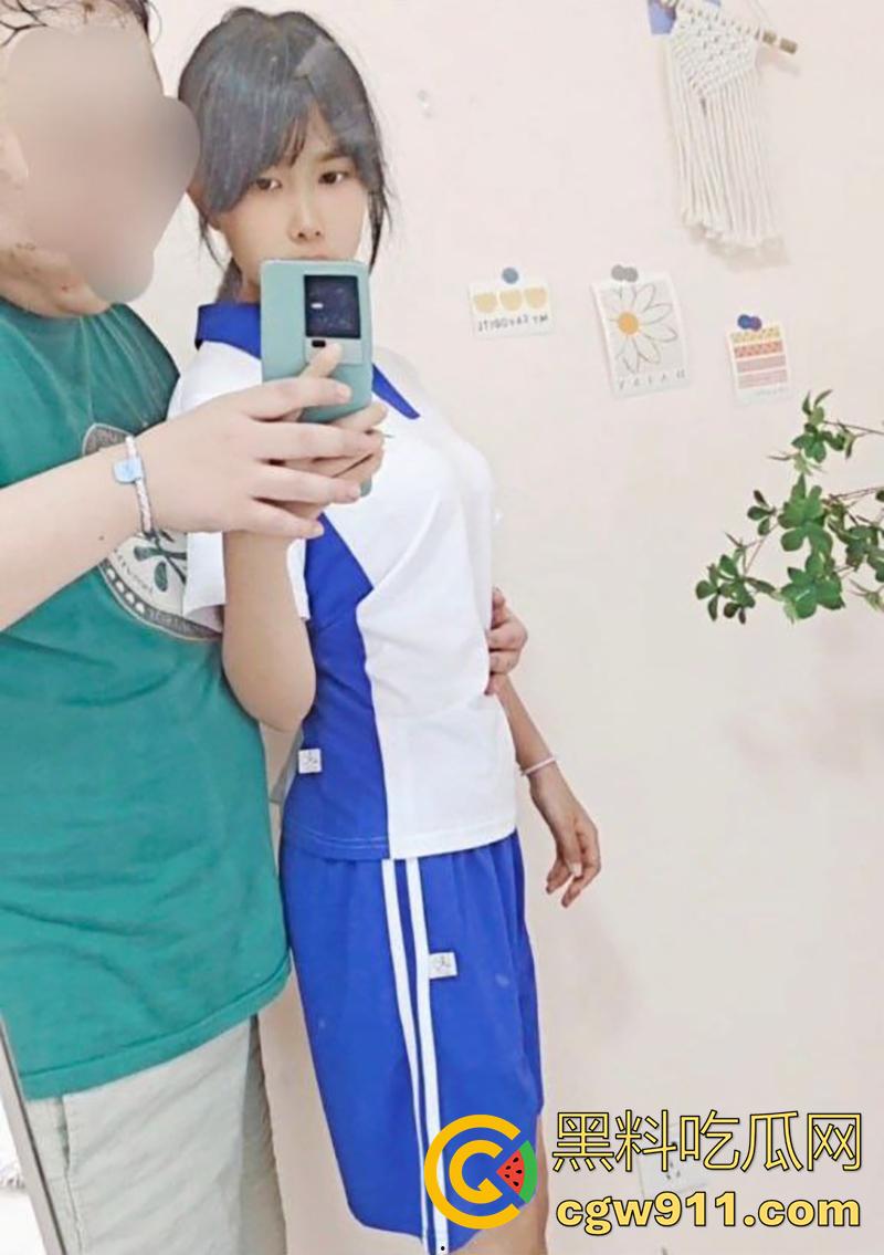 穿校服的高中乖乖女,网恋矮肥搓已婚大叔,奔现被大叔调教成母狗,制服舔脚毒龙喝尿,被大叔发出来炫耀曝光!-1