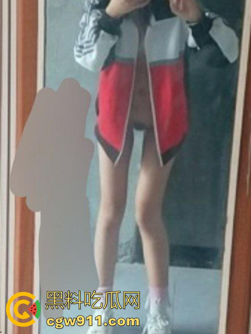 穿校服的高中乖乖女,网恋矮肥搓已婚大叔,奔现被大叔调教成母狗,制服舔脚毒龙喝尿,被大叔发出来炫耀曝光!-4