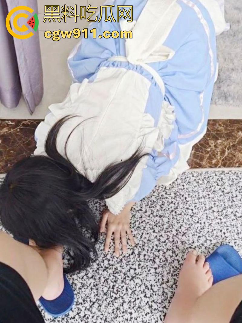 穿校服的高中乖乖女,网恋矮肥搓已婚大叔,奔现被大叔调教成母狗,制服舔脚毒龙喝尿,被大叔发出来炫耀曝光!-8