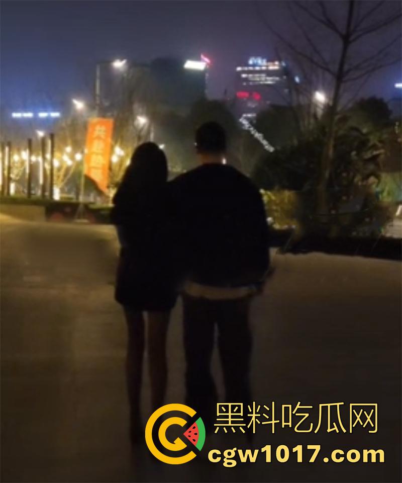 绿帽大神花样情趣,骗合伙人说淫妻是小三,逆天黑丝长腿瞬间征服,献妻给熟人玩弄,酒店淫乱爽翻了!-1