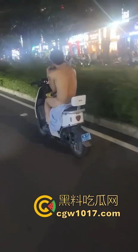 这难道又是主人的新任务吗？男子全身赤裸淡定开电瓶，横穿闹市区丝毫不慌，不是哥真这么猛啊！-3