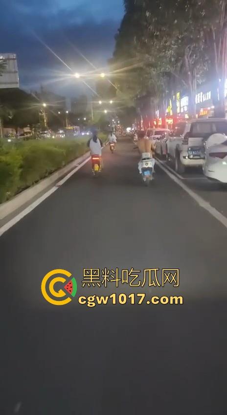 这难道又是主人的新任务吗？男子全身赤裸淡定开电瓶，横穿闹市区丝毫不慌，不是哥真这么猛啊！-6