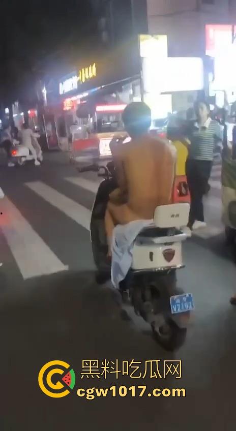 这难道又是主人的新任务吗？男子全身赤裸淡定开电瓶，横穿闹市区丝毫不慌，不是哥真这么猛啊！-8