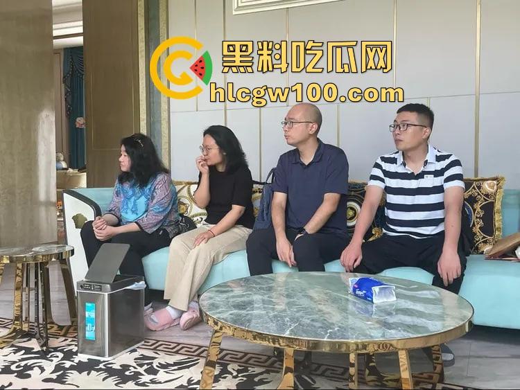 海南政协常委『张泰超』五妻生活奢华曝光,26岁小老婆豪宅震撼人心 一面墙的茅台20万马桶 大老婆还能怎么壕?-3