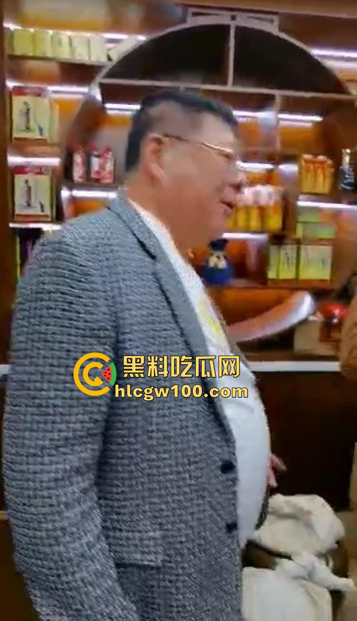 海南政协常委『张泰超』五妻生活奢华曝光,26岁小老婆豪宅震撼人心 一面墙的茅台20万马桶 大老婆还能怎么壕?-15