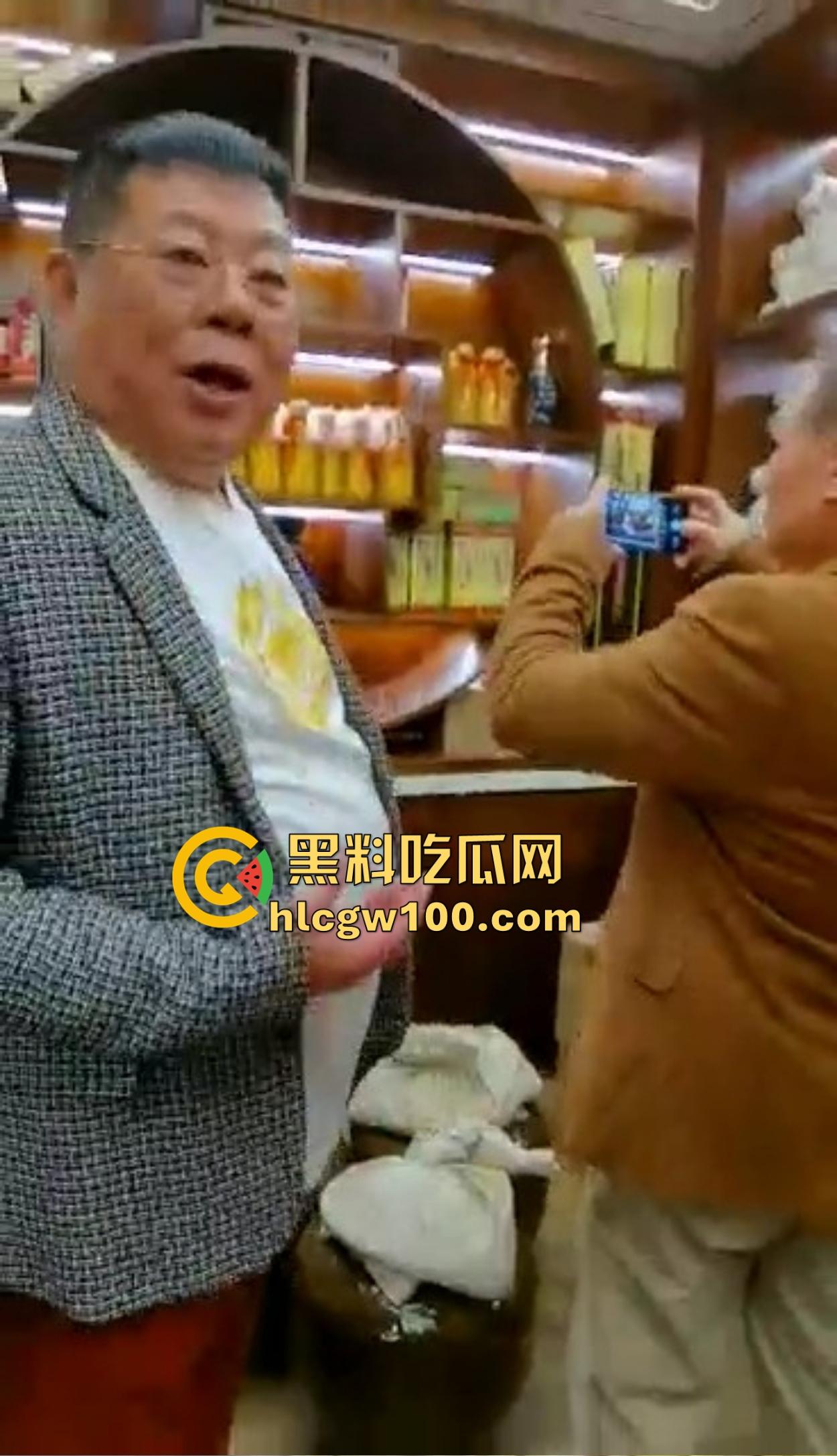 海南政协常委『张泰超』五妻生活奢华曝光,26岁小老婆豪宅震撼人心 一面墙的茅台20万马桶 大老婆还能怎么壕?-16