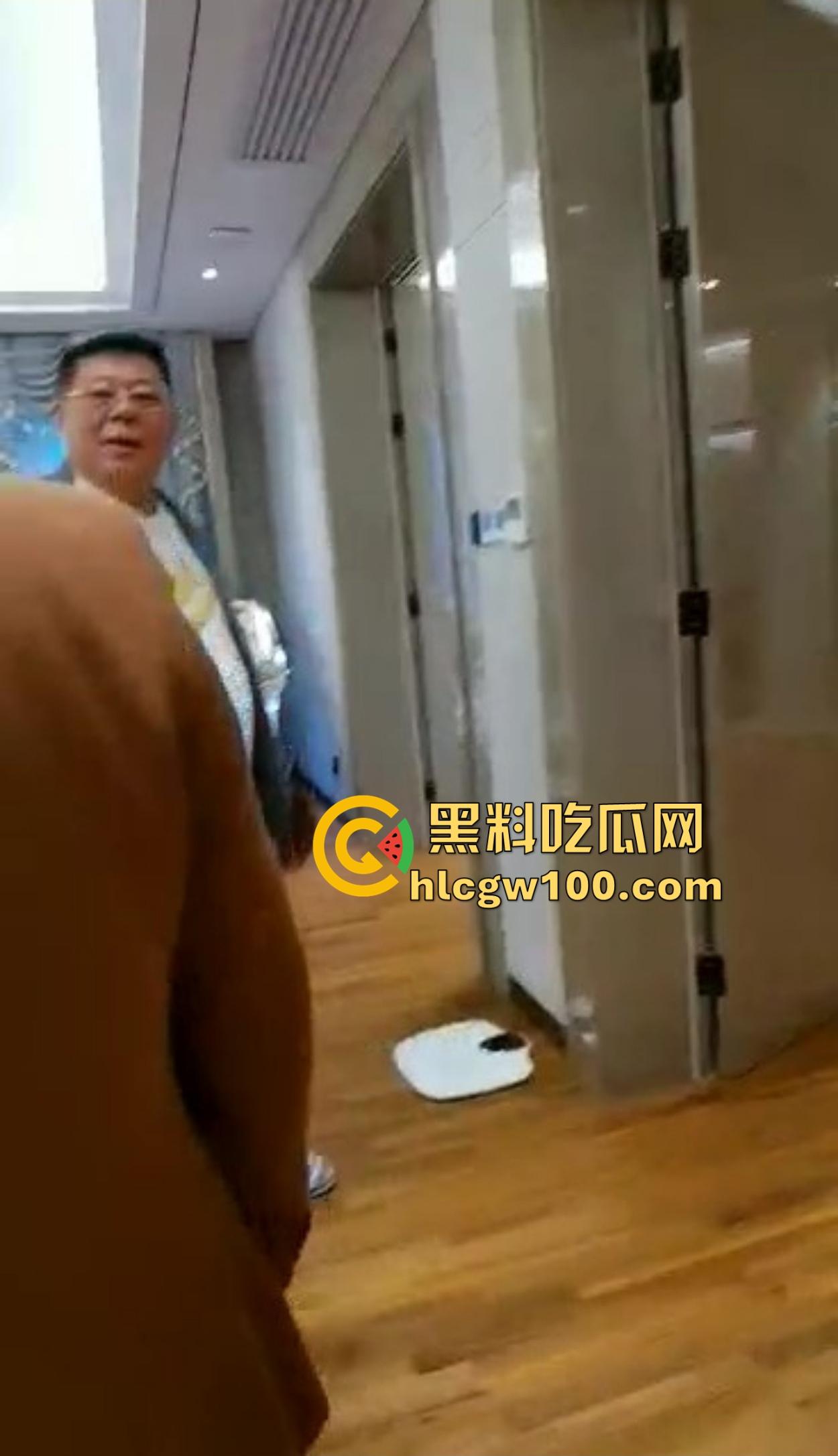 海南政协常委『张泰超』五妻生活奢华曝光,26岁小老婆豪宅震撼人心 一面墙的茅台20万马桶 大老婆还能怎么壕?-19