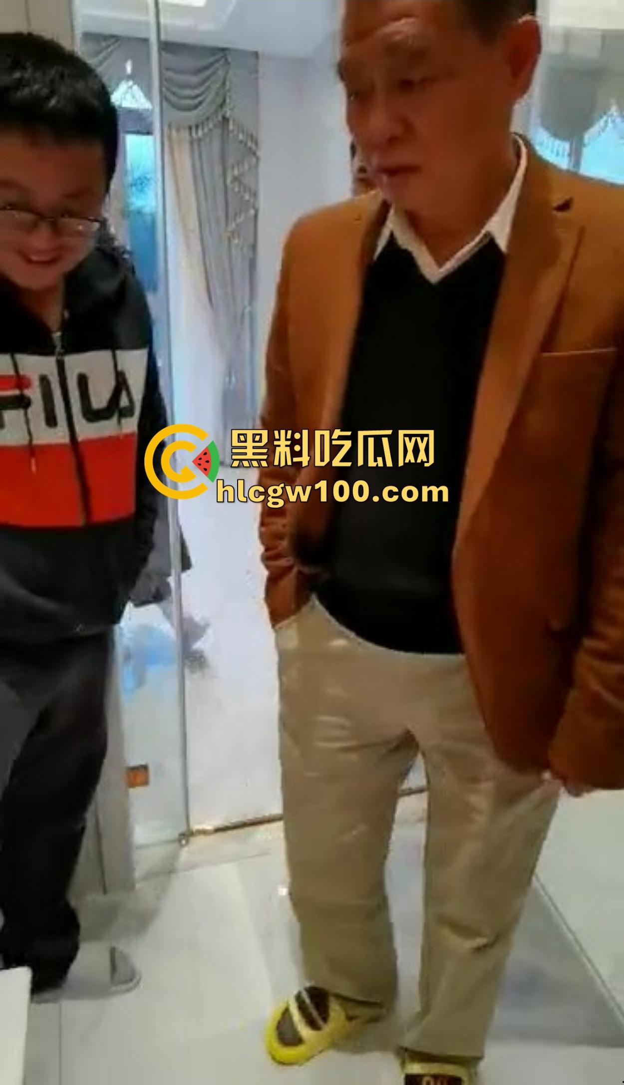 海南政协常委『张泰超』五妻生活奢华曝光,26岁小老婆豪宅震撼人心 一面墙的茅台20万马桶 大老婆还能怎么壕?-26