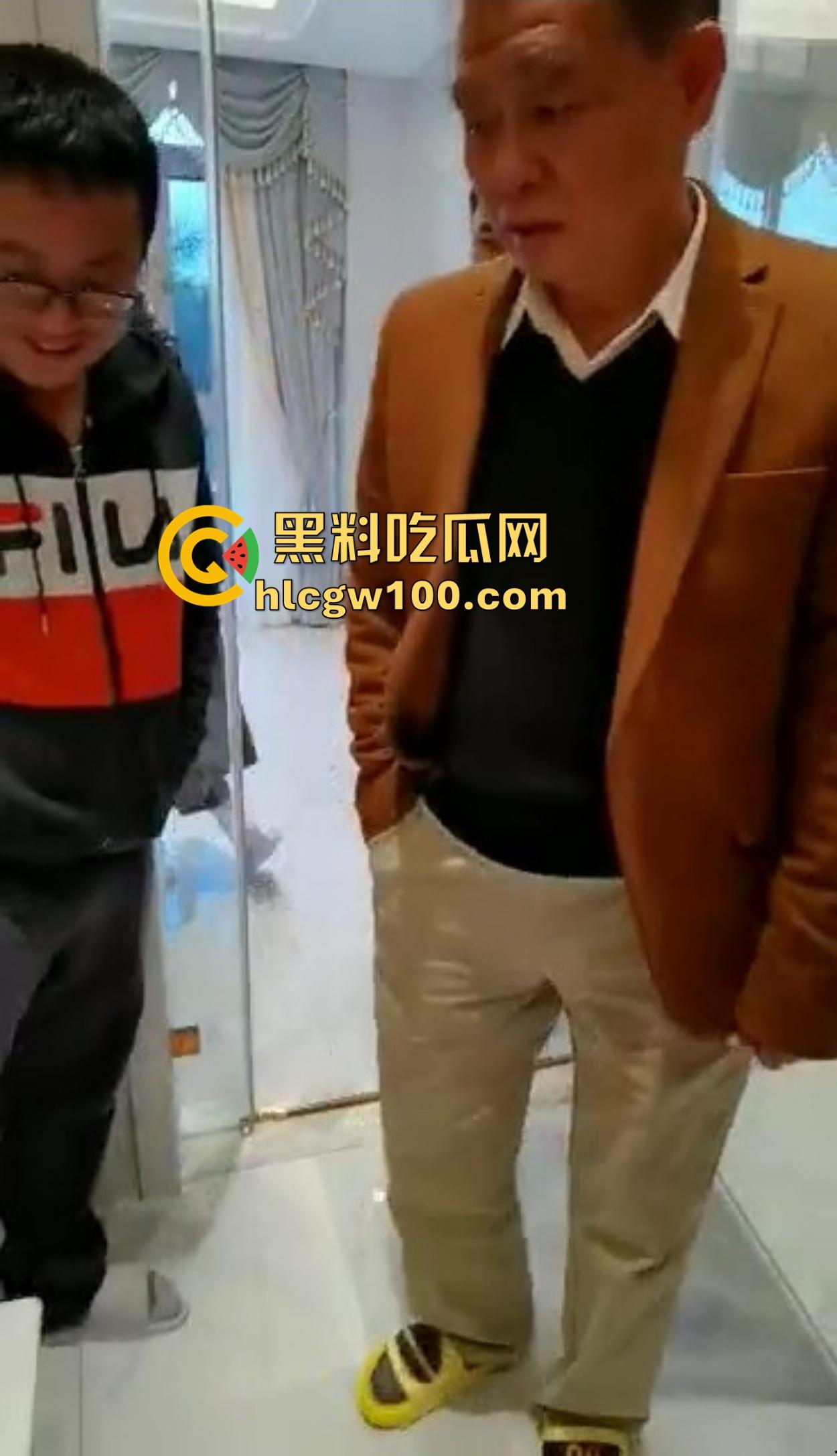 海南政协常委『张泰超』五妻生活奢华曝光,26岁小老婆豪宅震撼人心 一面墙的茅台20万马桶 大老婆还能怎么壕?-27