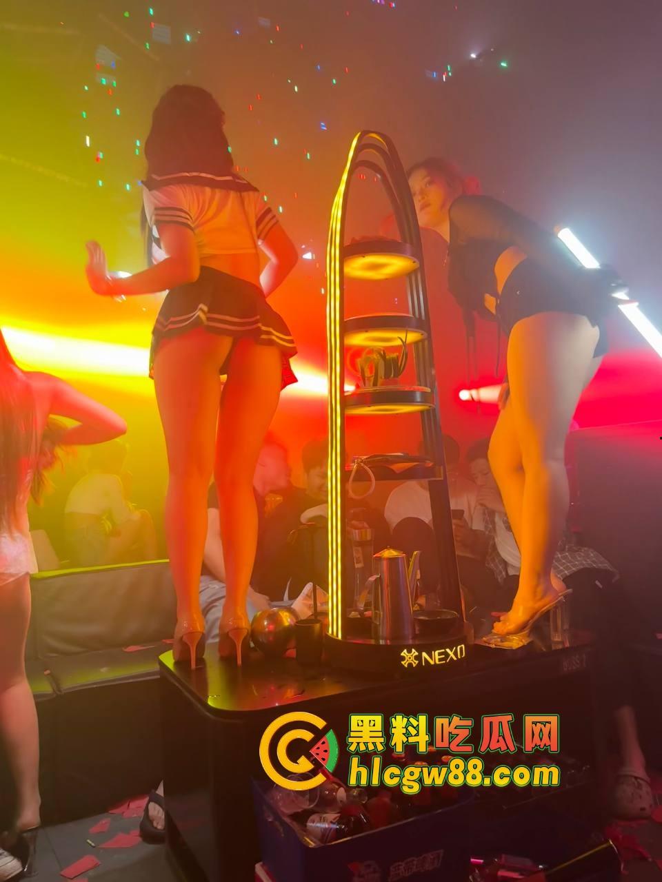 再见了朋友,今晚我就要起航!夜店丰乳肥臀小骚逼,直接摸逼闻味,确认确认无异味即刻战斗状态!-8