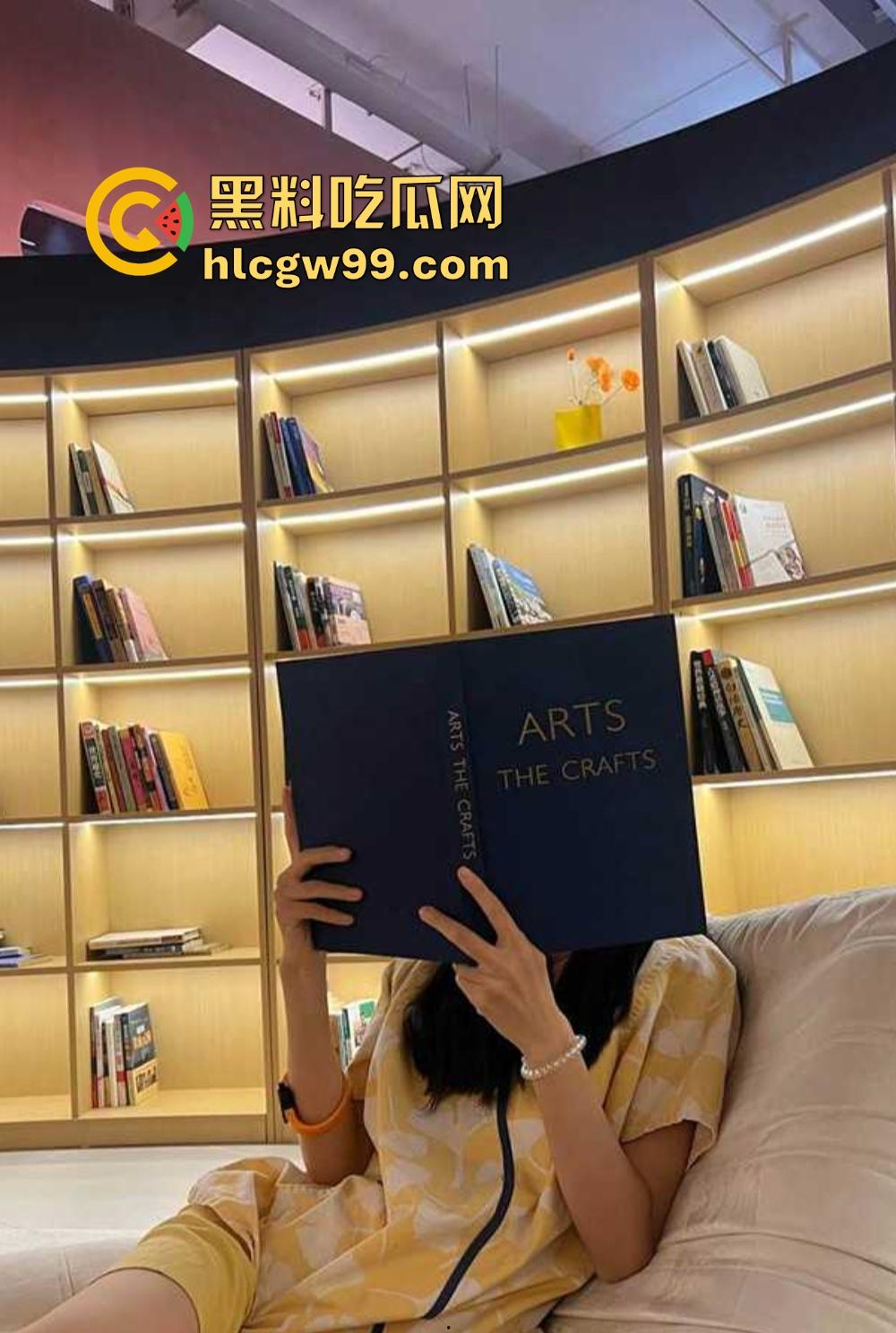 公司高冷御姐勾引同事酒店大战,情趣套装跪舔鸡吧骚到炸裂,反差成精,可惜碰上个软屌男同事玩不明白!-3