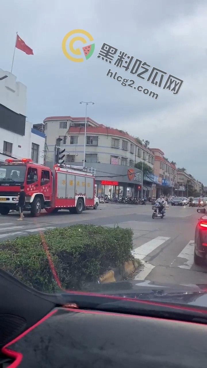 男子跳水原因成谜,岸上吃瓜群众围观看戏:事件背后隐藏着什么秘密?-5