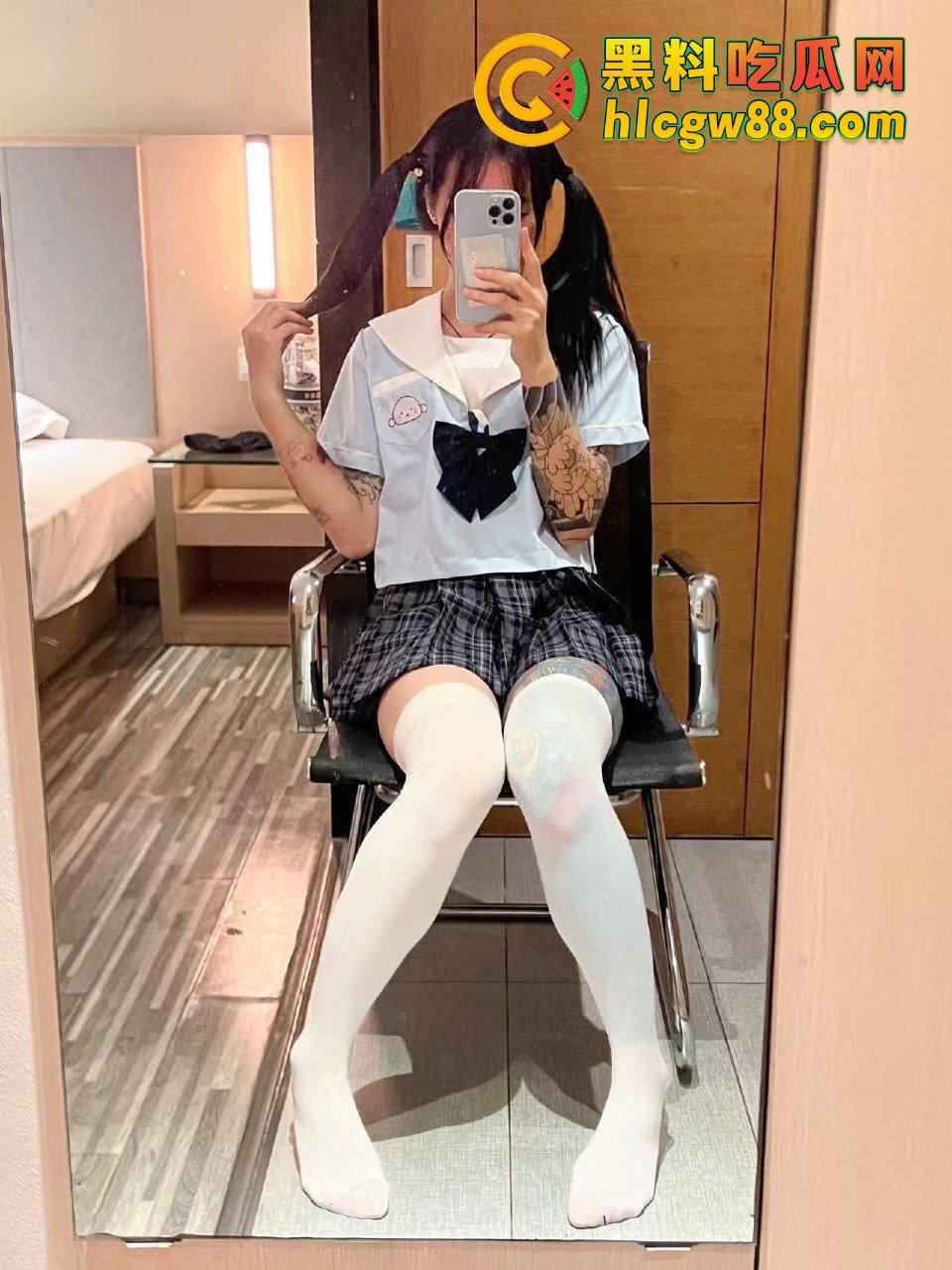 江西南昌双马尾纹身骚妹『赵玉霞』高中社会小萝莉,花臂花腿抓着马尾后入狂蹬,满背锦鲤纹身!-1