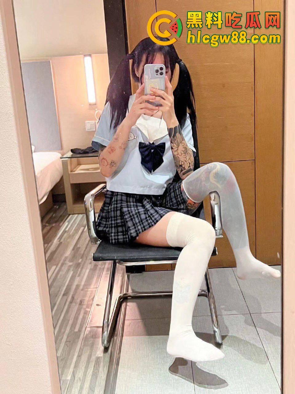 江西南昌双马尾纹身骚妹『赵玉霞』高中社会小萝莉,花臂花腿抓着马尾后入狂蹬,满背锦鲤纹身!-2