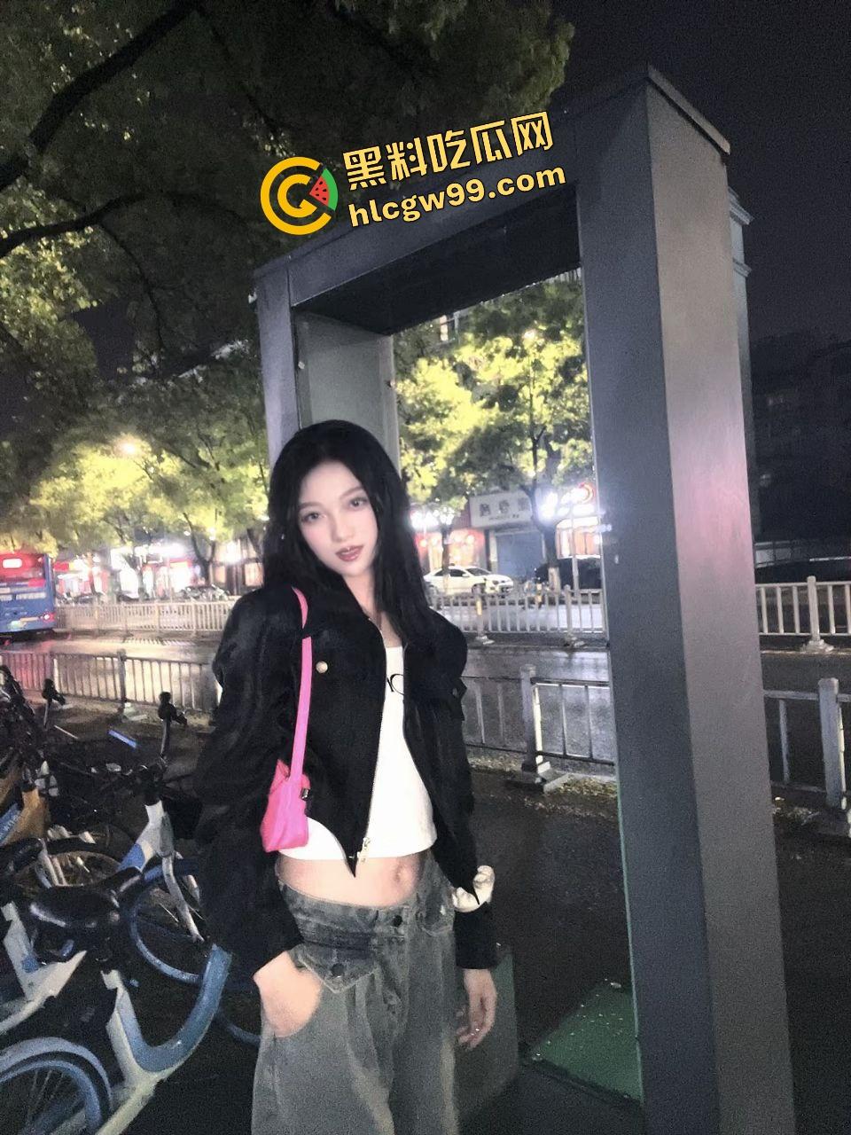 贵州饥渴反差骚鸡【周雨】肾虚男网购炮机刺激插逼,沙发上不停喷水至流水一地!独家曝光流出!-5