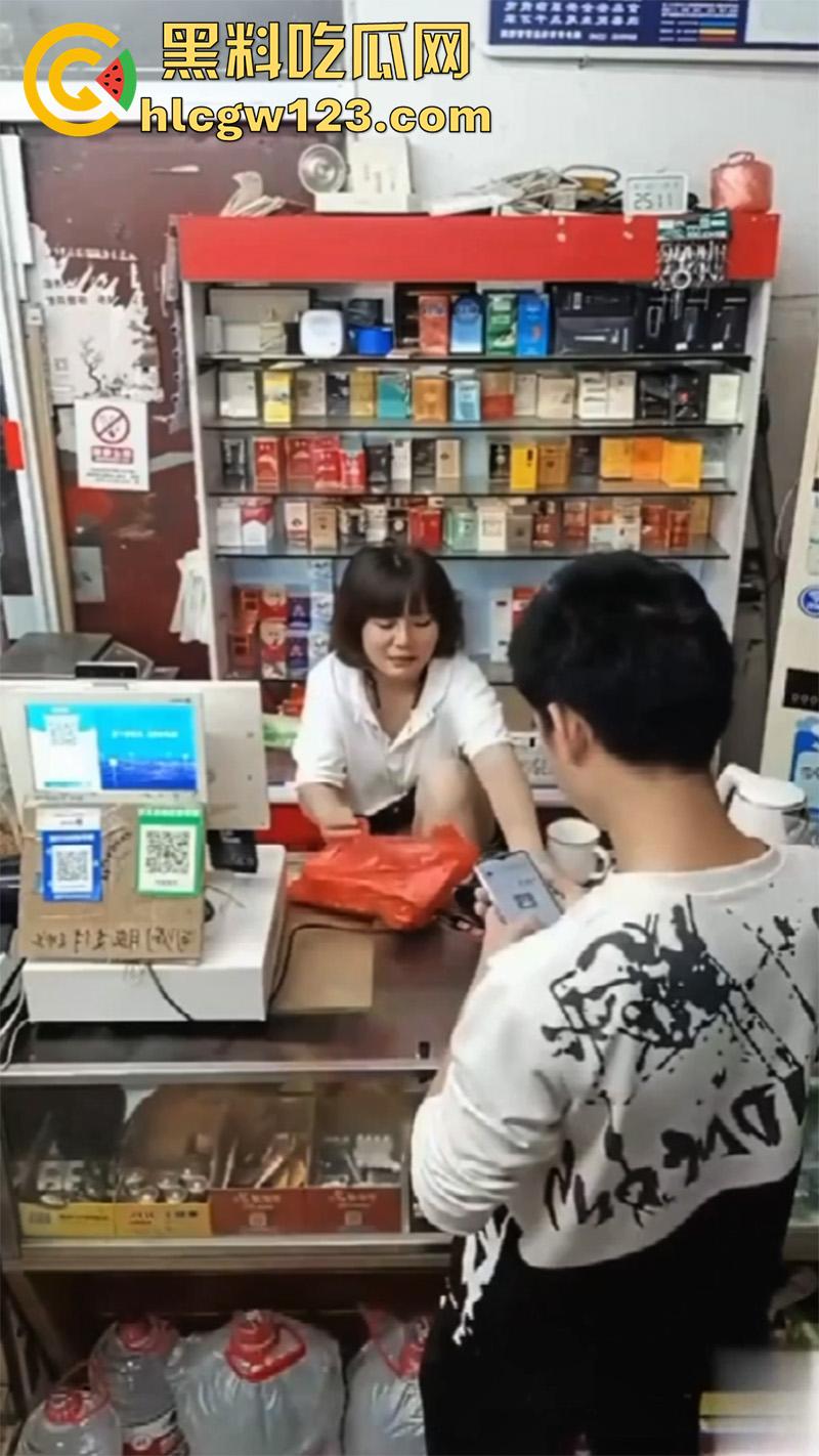 超市寂寞骚逼老板娘,一边和绿帽老公视频,一边无内露穴勾引客人,这就是露出的刺激么!-1