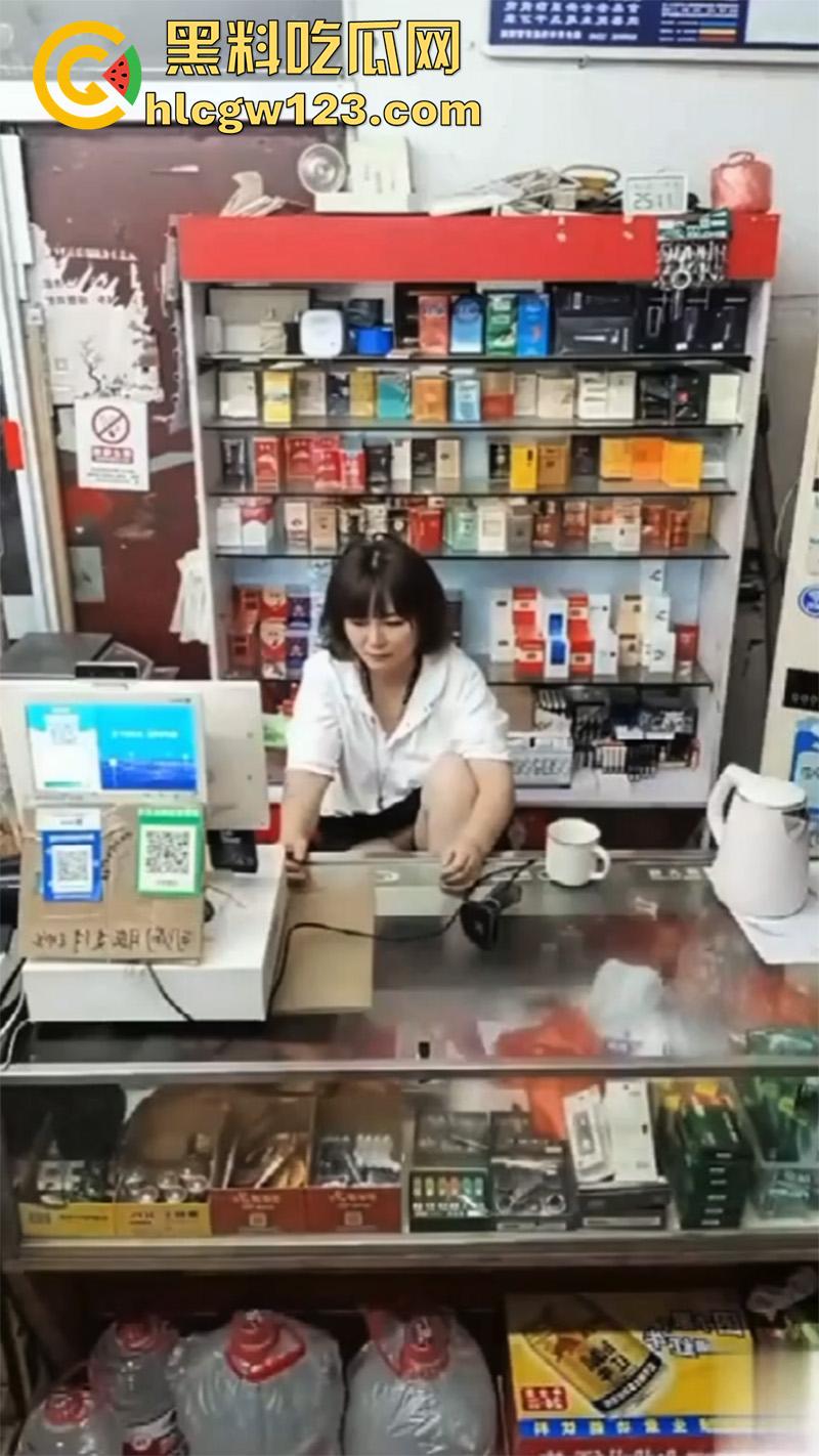 超市寂寞骚逼老板娘,一边和绿帽老公视频,一边无内露穴勾引客人,这就是露出的刺激么!-2