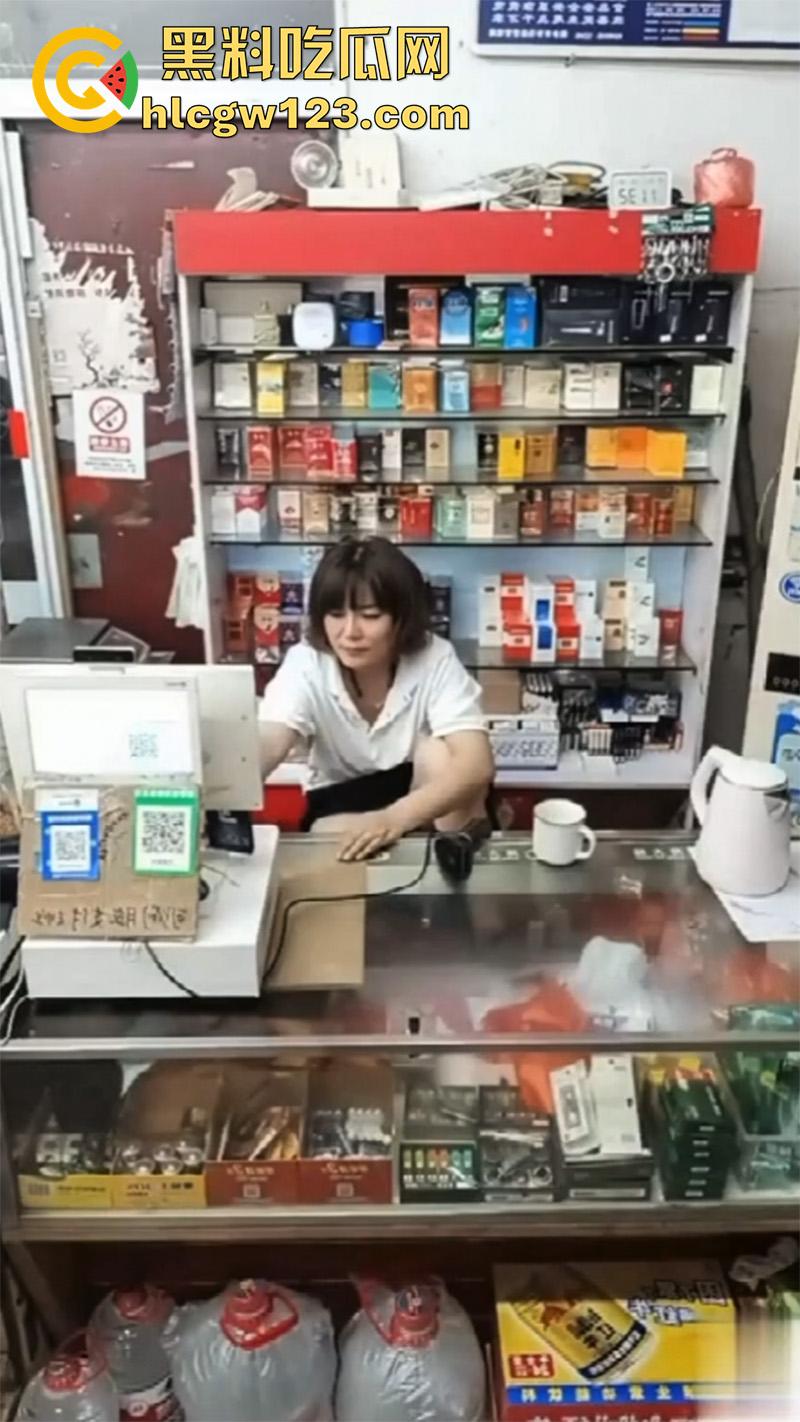 超市寂寞骚逼老板娘,一边和绿帽老公视频,一边无内露穴勾引客人,这就是露出的刺激么!-3