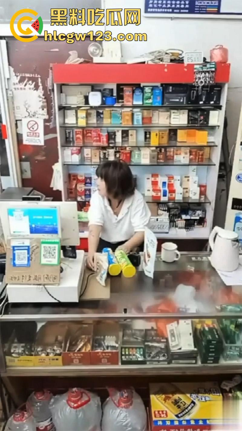 超市寂寞骚逼老板娘,一边和绿帽老公视频,一边无内露穴勾引客人,这就是露出的刺激么!-4