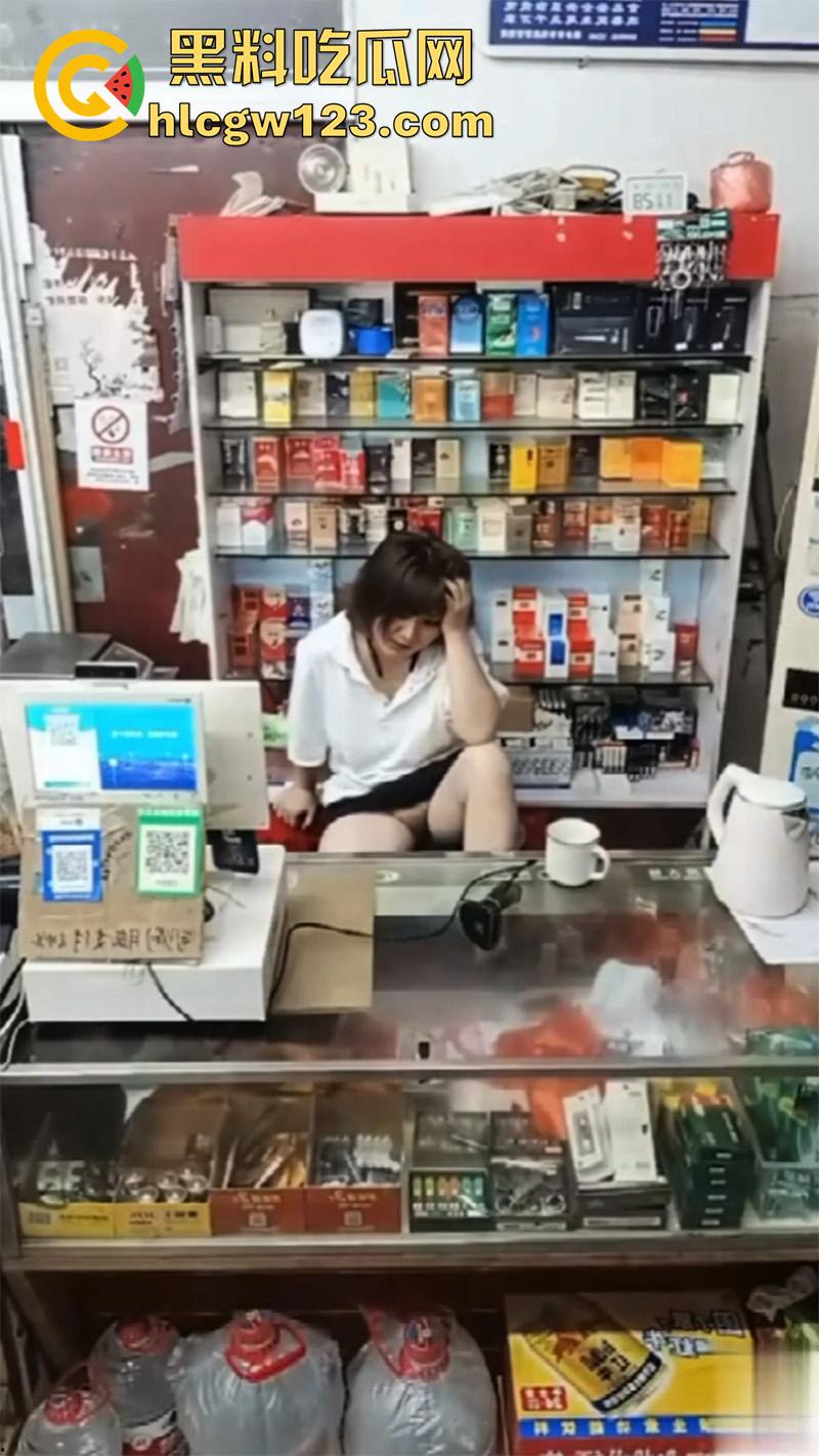 超市寂寞骚逼老板娘,一边和绿帽老公视频,一边无内露穴勾引客人,这就是露出的刺激么!-5