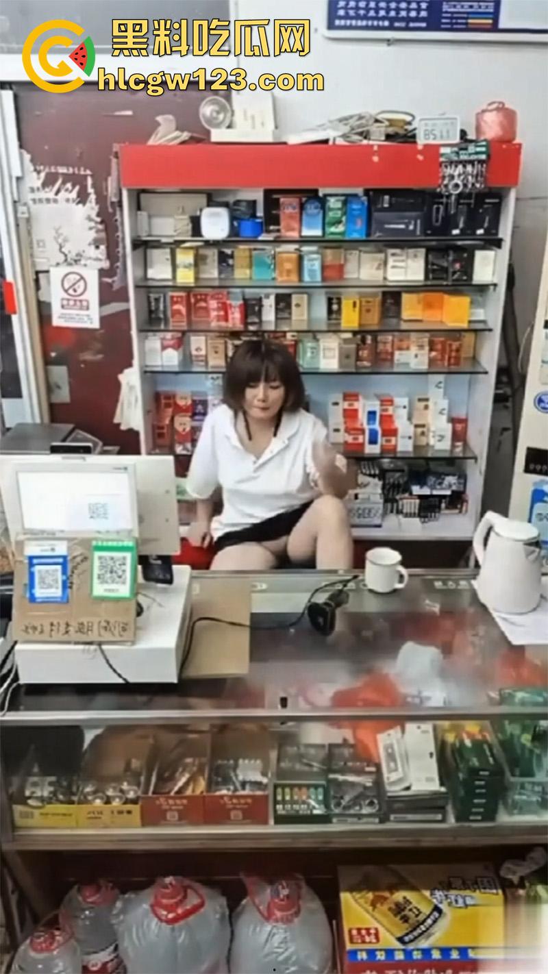 超市寂寞骚逼老板娘,一边和绿帽老公视频,一边无内露穴勾引客人,这就是露出的刺激么!-6