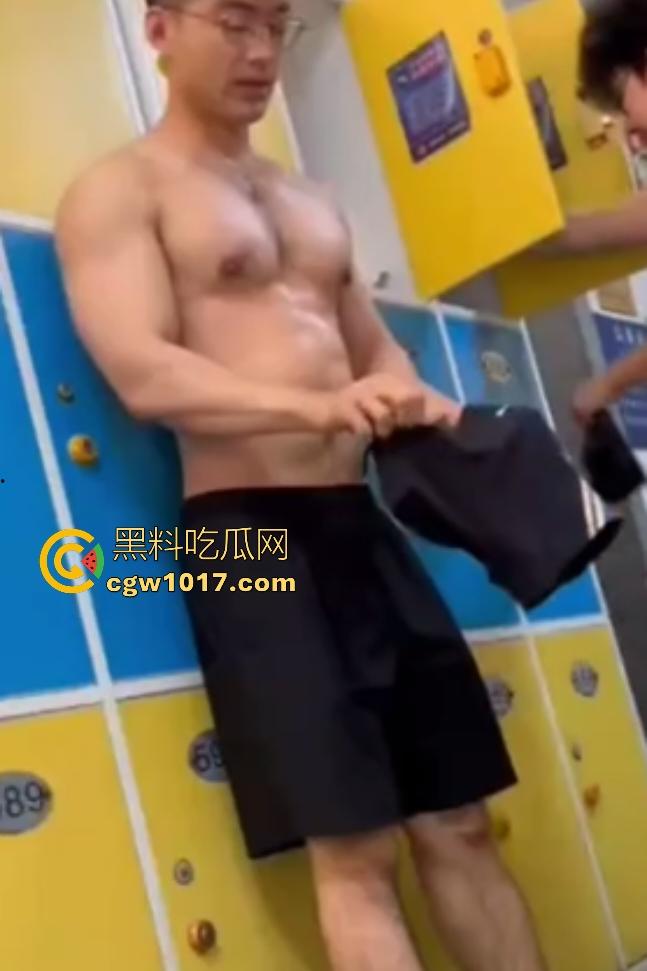 骚女们的福利来了!CBA猛男【林秉圣】更衣室全裸视频泄露!翘臀胸肌炸裂,鸡鸡小巧软绵绵,不妨碍女粉丝舔屏!-4