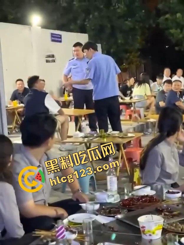 吃烧烤喝点酒就敢硬刚警察?不搞点大动静酒都算白喝了!-1
