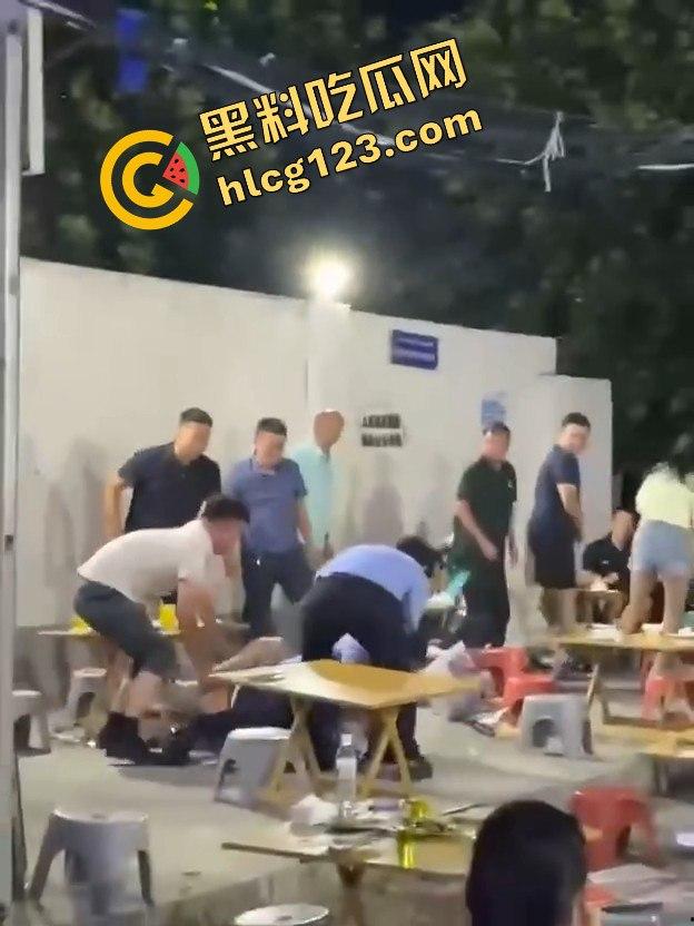 吃烧烤喝点酒就敢硬刚警察?不搞点大动静酒都算白喝了!-6