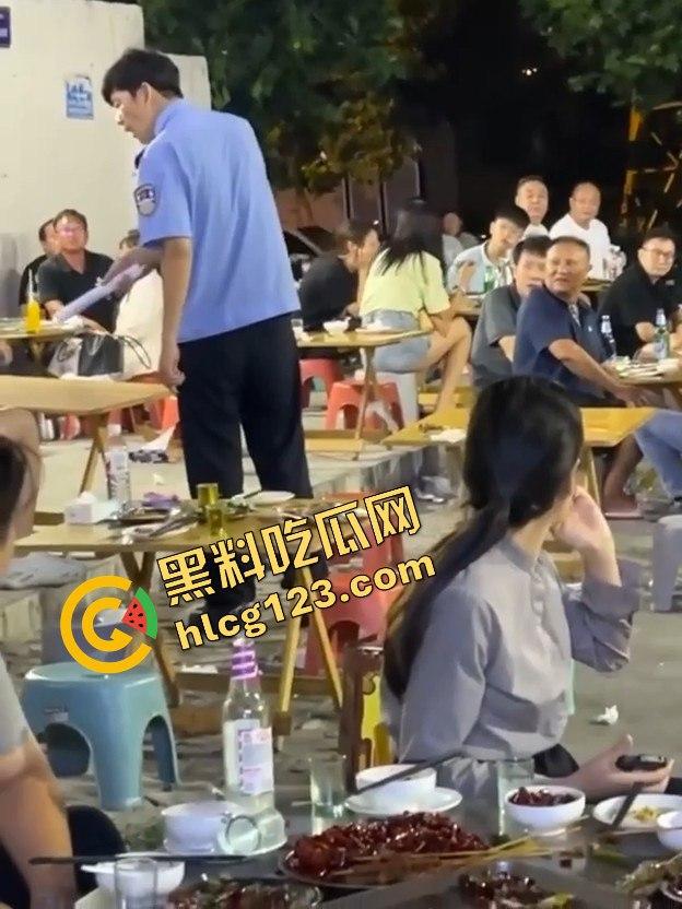 吃烧烤喝点酒就敢硬刚警察?不搞点大动静酒都算白喝了!-8