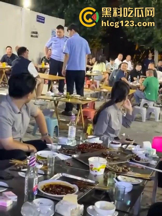 吃烧烤喝点酒就敢硬刚警察?不搞点大动静酒都算白喝了!-9