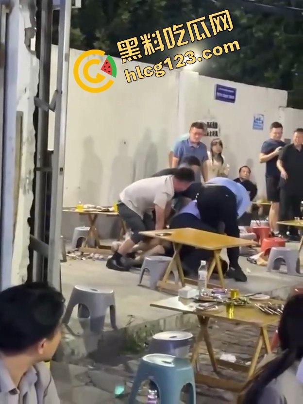 吃烧烤喝点酒就敢硬刚警察?不搞点大动静酒都算白喝了!-10