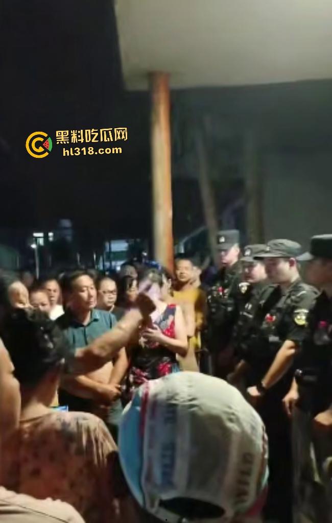 50岁男子因无证骑摩托被6名交警追家里,辣椒水警棍活活打死,家人直接在旁边盖头布烧香!-8