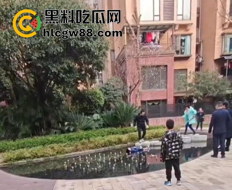 重庆渝北龙湖U城喷泉池变电击池,小孩戏水遭遇十万伏特狂电,现场惨叫连连,一死一伤家属哭晕!-3
