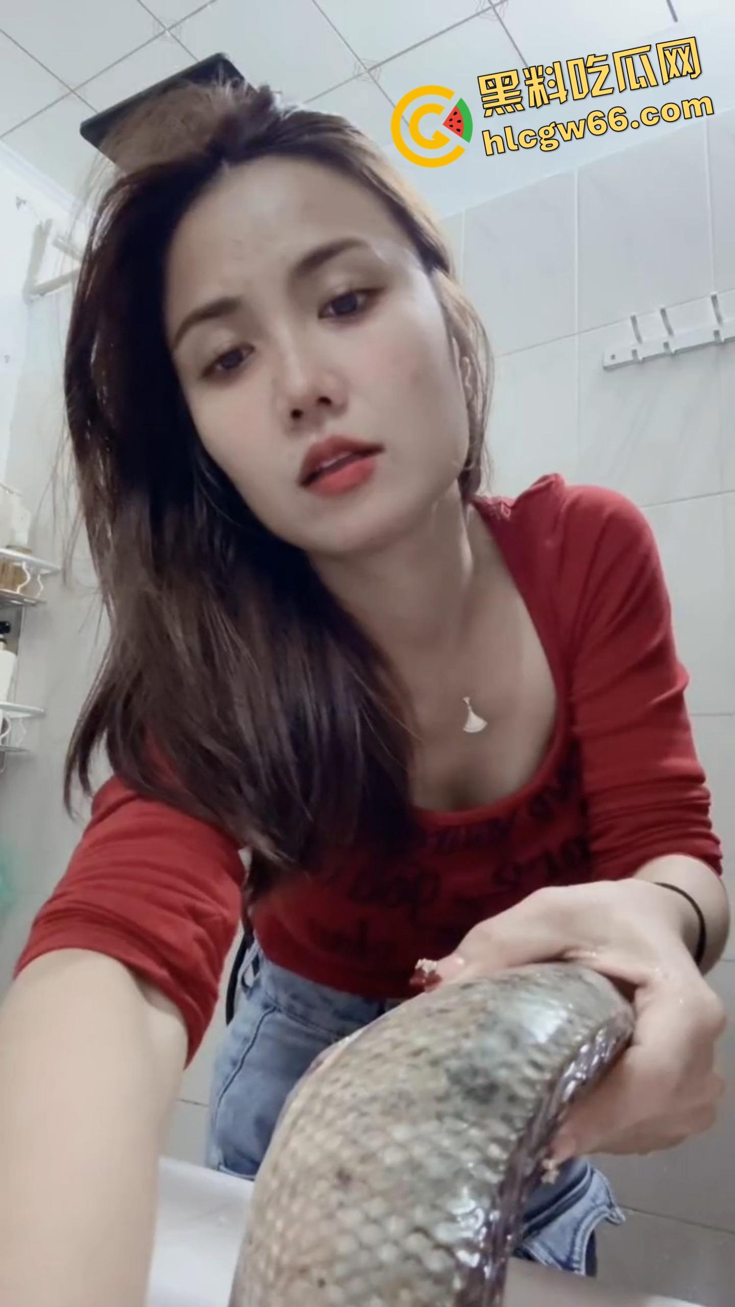 低俗PK惩罚玩过头,冒昧的家伙鲤鱼哪惹你了,被塞进衣服刮胸,还得抖完拿去炖汤?-4