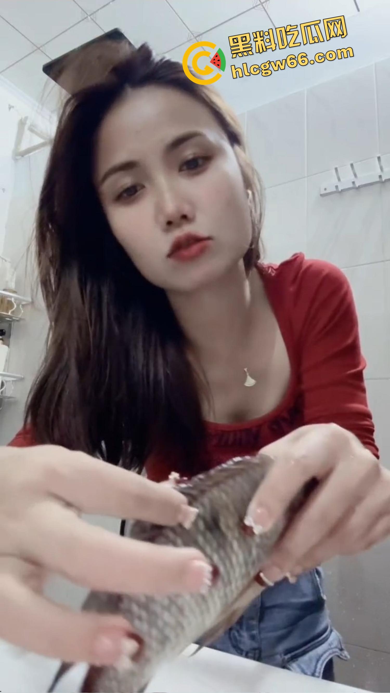 低俗PK惩罚玩过头,冒昧的家伙鲤鱼哪惹你了,被塞进衣服刮胸,还得抖完拿去炖汤?-5