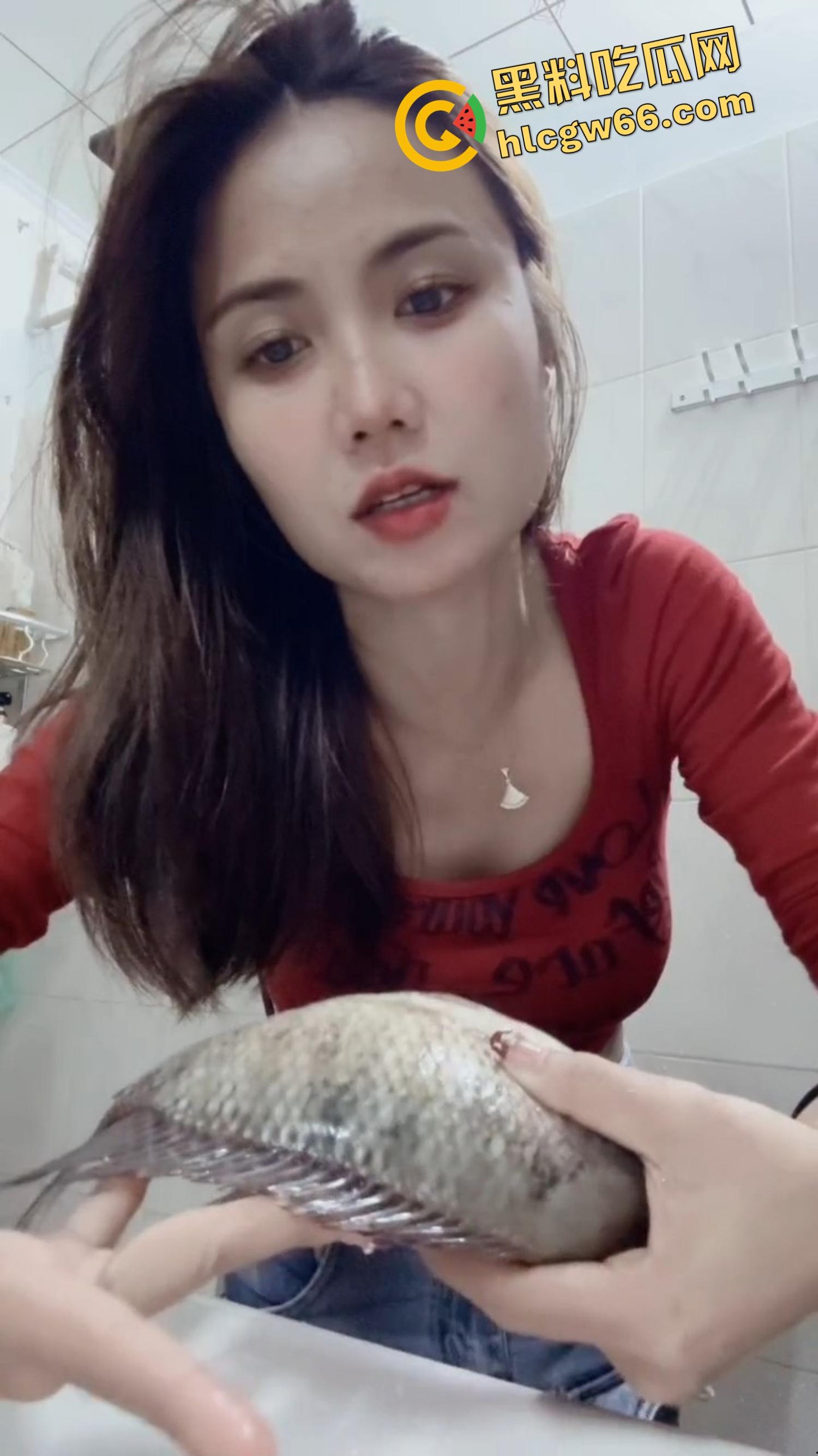 低俗PK惩罚玩过头,冒昧的家伙鲤鱼哪惹你了,被塞进衣服刮胸,还得抖完拿去炖汤?-6