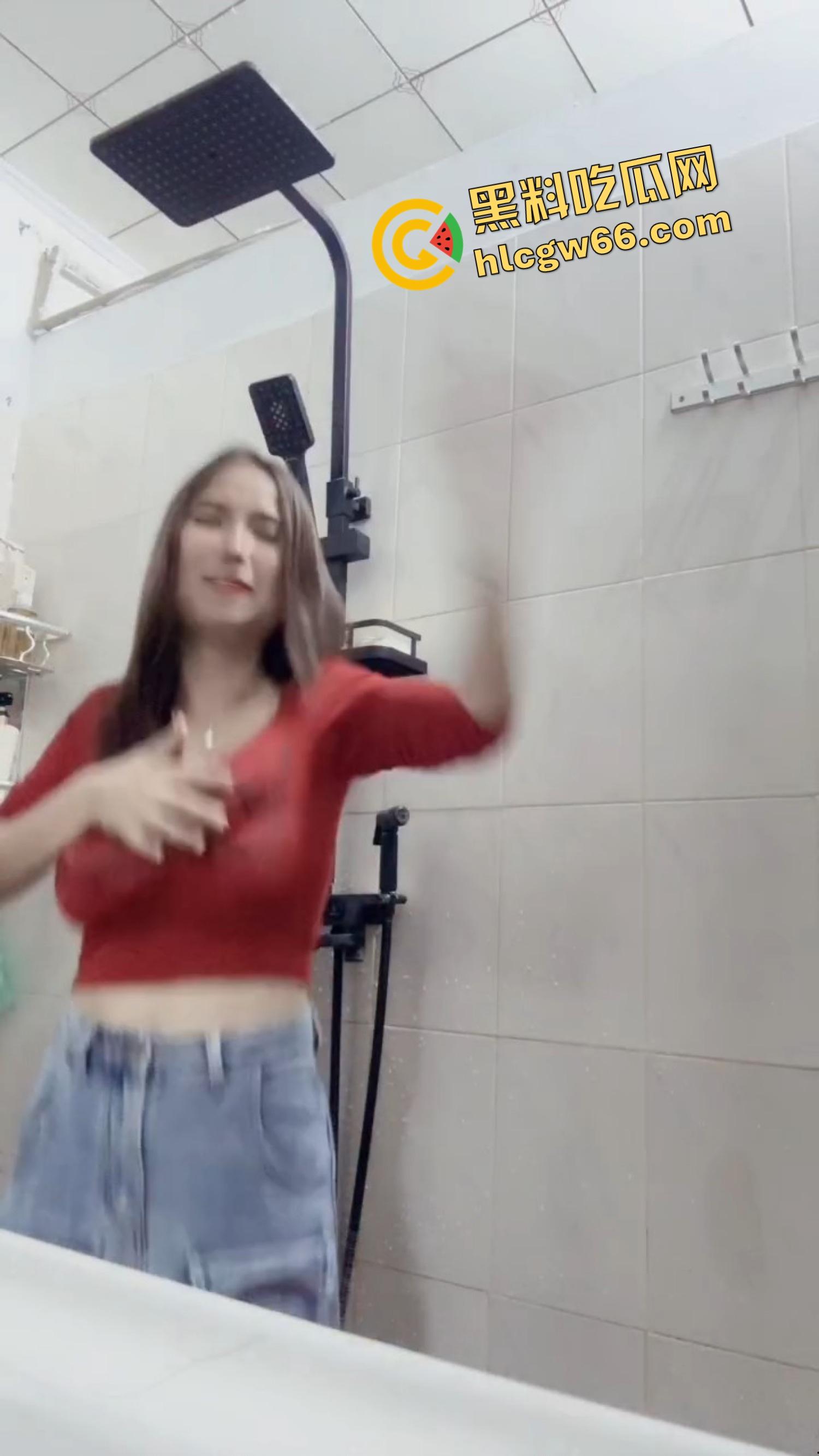 低俗PK惩罚玩过头,冒昧的家伙鲤鱼哪惹你了,被塞进衣服刮胸,还得抖完拿去炖汤?-7