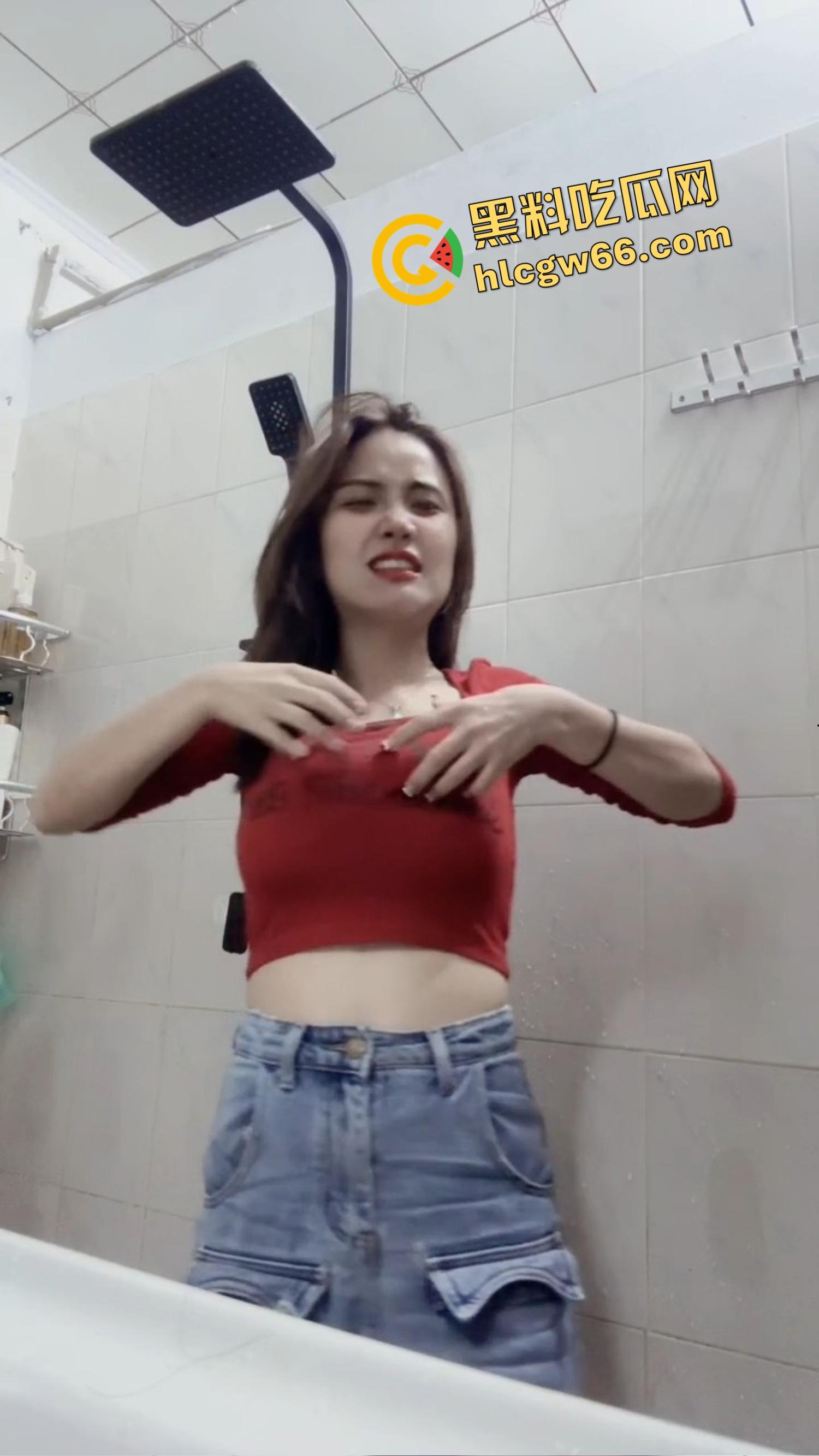 低俗PK惩罚玩过头,冒昧的家伙鲤鱼哪惹你了,被塞进衣服刮胸,还得抖完拿去炖汤?-9