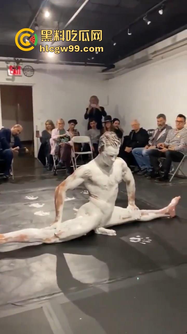 法国最新艺术?大屌洋人涂满白色颜料在纸上乱蹭,你别说屌真长,内容堪称炸裂。-3