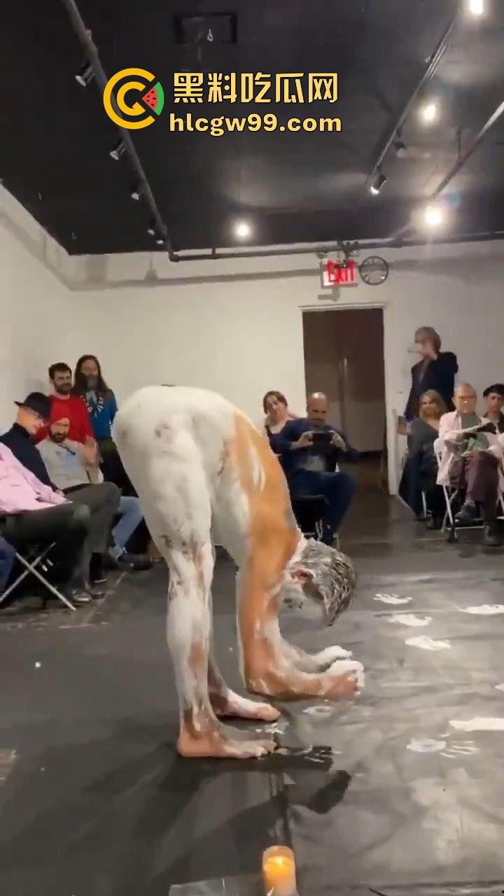 法国最新艺术?大屌洋人涂满白色颜料在纸上乱蹭,你别说屌真长,内容堪称炸裂。-4