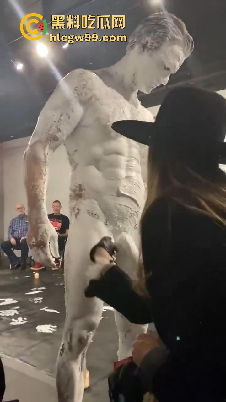 法国最新艺术?大屌洋人涂满白色颜料在纸上乱蹭,你别说屌真长,内容堪称炸裂。-5