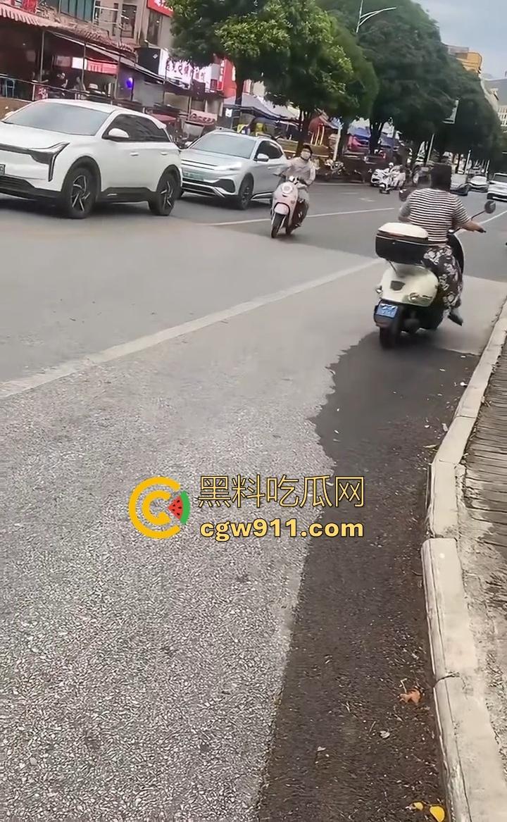 你的外卖正在撞击学生!路怒症外卖员跟骂人学生吵架,外卖心底不服直接掉头撞了上去,学生眼神一下就清澈了!-4