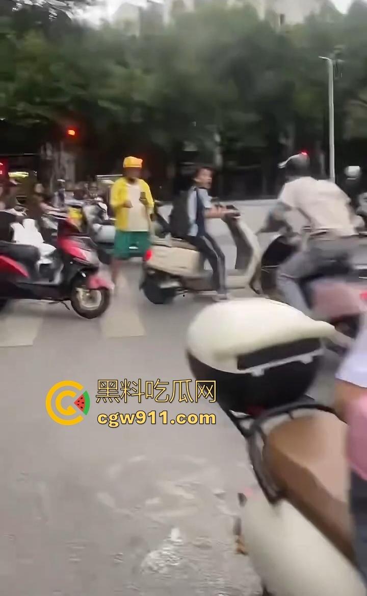 你的外卖正在撞击学生!路怒症外卖员跟骂人学生吵架,外卖心底不服直接掉头撞了上去,学生眼神一下就清澈了!-7