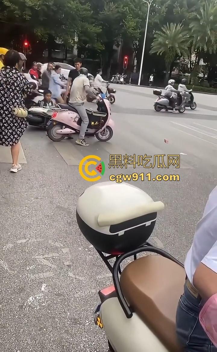 你的外卖正在撞击学生!路怒症外卖员跟骂人学生吵架,外卖心底不服直接掉头撞了上去,学生眼神一下就清澈了!-8