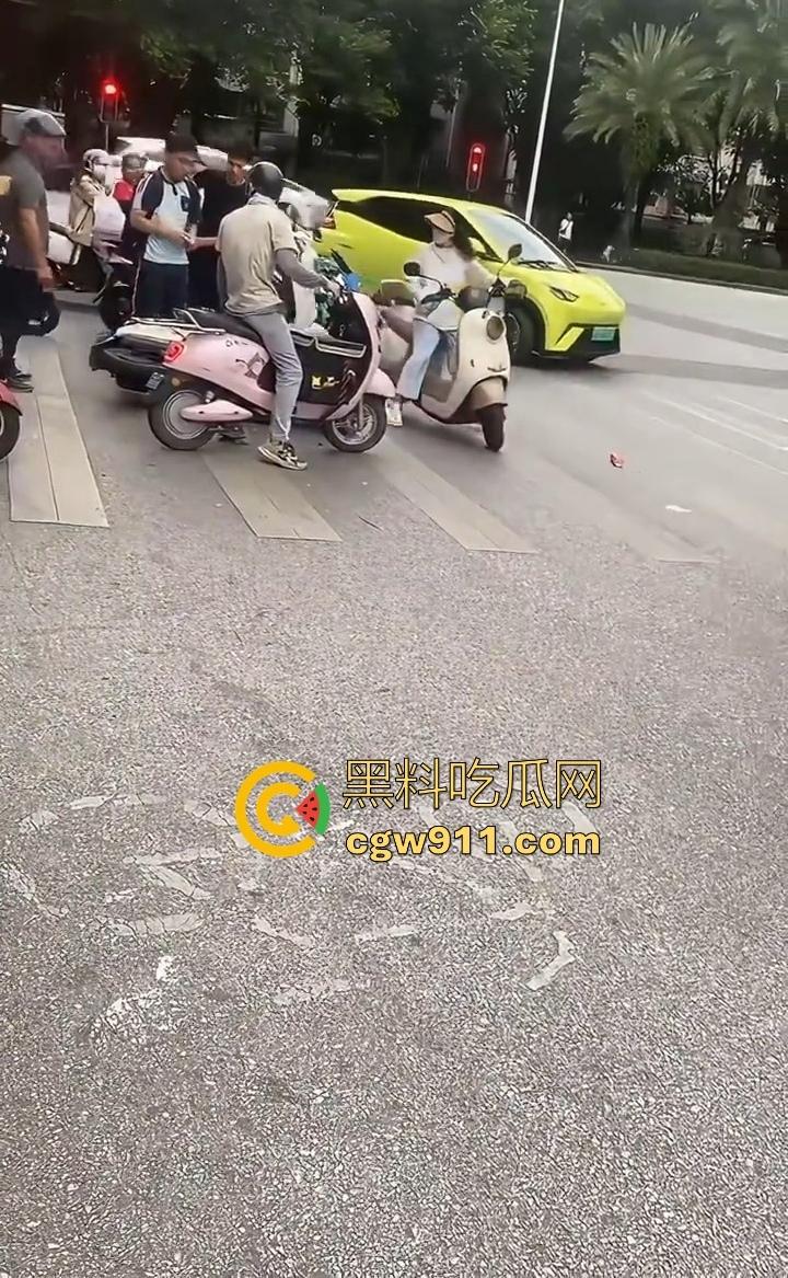 你的外卖正在撞击学生!路怒症外卖员跟骂人学生吵架,外卖心底不服直接掉头撞了上去,学生眼神一下就清澈了!-9