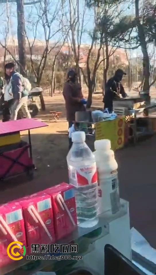 山东日照航海工程职业学院门口卖淀粉肠的摊主惨了!白衣男当街掀摊,城管还是社会哥?-2
