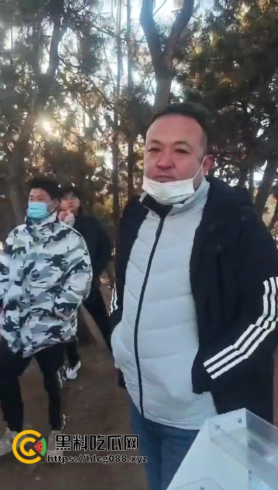 山东日照航海工程职业学院门口卖淀粉肠的摊主惨了!白衣男当街掀摊,城管还是社会哥?-4