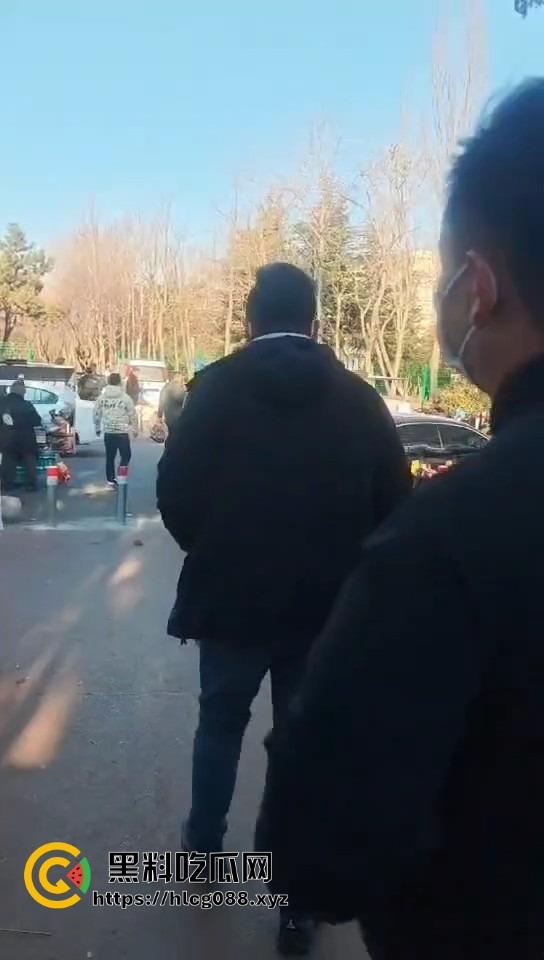 山东日照航海工程职业学院门口卖淀粉肠的摊主惨了!白衣男当街掀摊,城管还是社会哥?-5