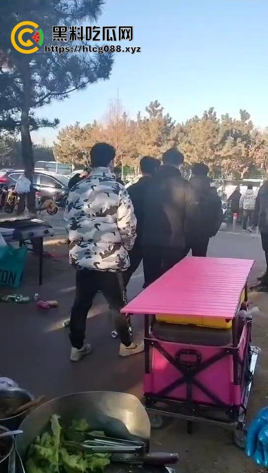 山东日照航海工程职业学院门口卖淀粉肠的摊主惨了!白衣男当街掀摊,城管还是社会哥?-8