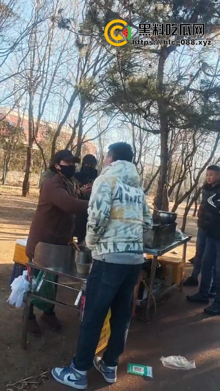 山东日照航海工程职业学院门口卖淀粉肠的摊主惨了!白衣男当街掀摊,城管还是社会哥?-11